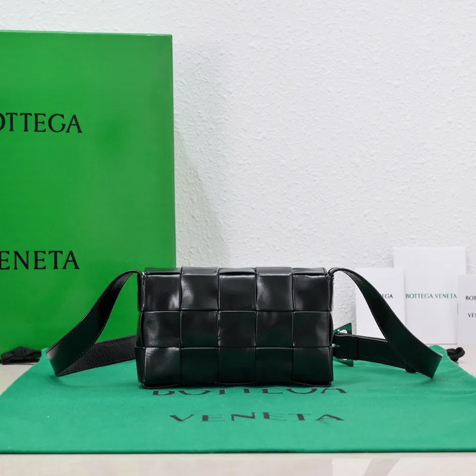 Batch 1460 Bv new autumn and winter Cassette small pillow bag. Classic weaving technology. Oil wax leather design pillow bag. It has developed into a family series and has become the trump card of the new Bottega bag. 🔥 It is a must-have for fashionistas to match frequently selected fashion items and contemporary exquisite workman concave shapes. 💚Cute and cute. The medium size is launched in the latest color. Beautiful and dreamy, super exciting💓 Size: 17.5*10.5*3cm, model: 7587#